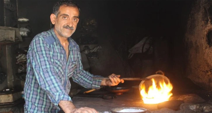 40 derece sıcakta mesaiye devam eden kalaycı, alev başında çalışacak çırak bulamıyor