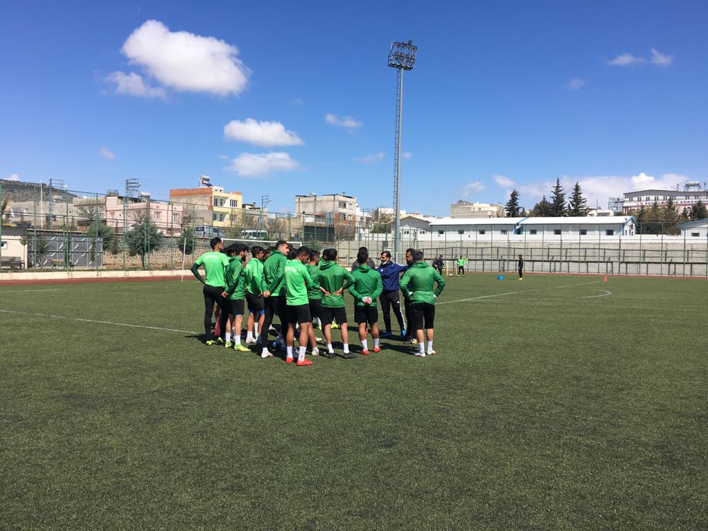 FUTBOLCULARI ANTRENMAN ÖNCESİ TOPLANTI YAPTI