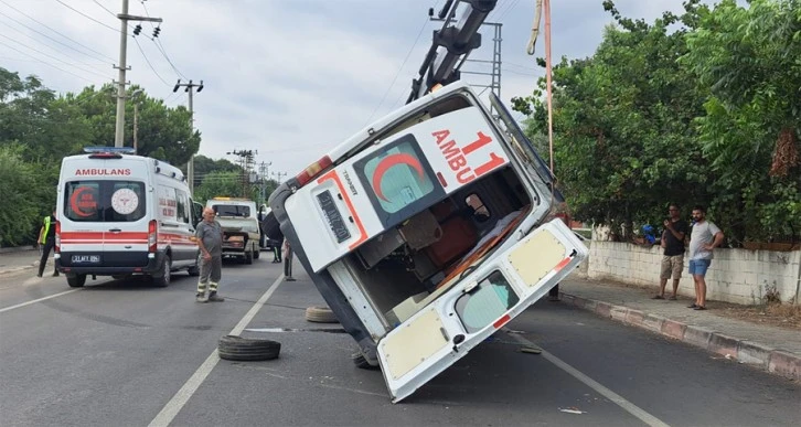 Ambulans devrildi: 2 yaralı