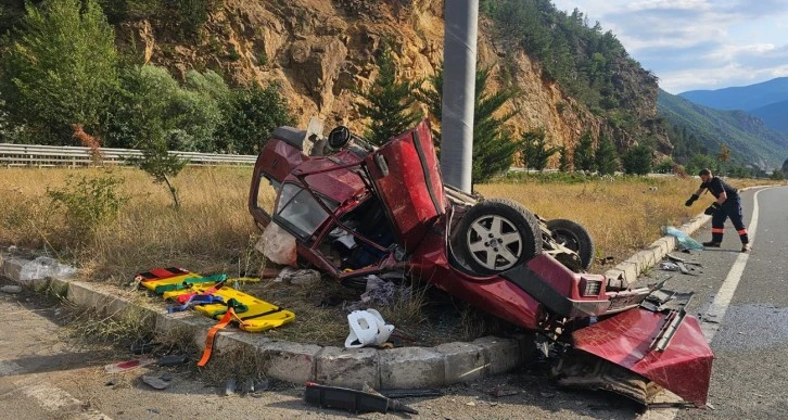 Araç kazada paramparça oldu: 1 ölü, 9 yaralı