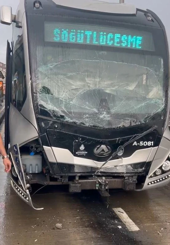 Avcılar’da metrobüs kazası: 2 yaralı