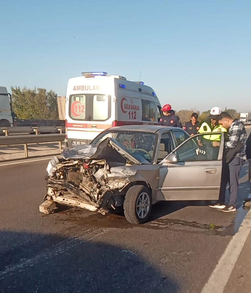 Bursa'nın Karacabey ilçesinde 3 aracın karıştığı zincirleme trafik kazasında 9 kişi yaralandı.