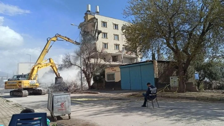 Depremde hasar gören binaların yıkımı devam ediyor