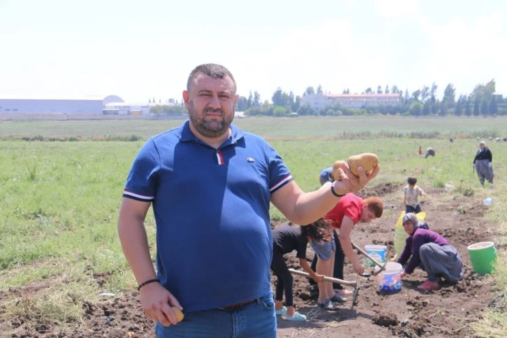 Depremzede çiftçi 350 dönümlük arazisindeki patatesi hayrına vatandaşlara bıraktı