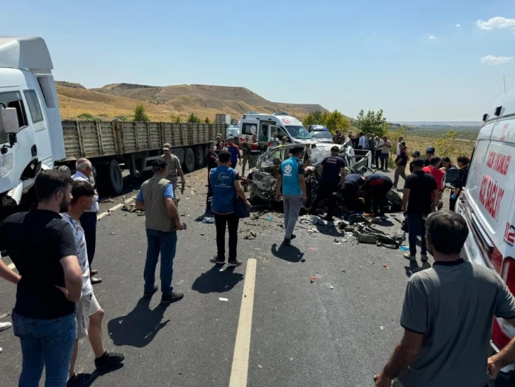 Düğün yolunda pikap ve tır kafa kafaya çarpıştı: 4 ölü, 1 yaralı