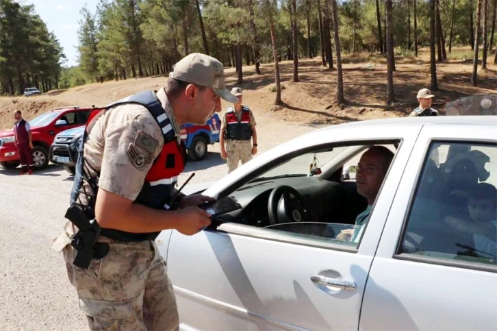 Ekipler vatandaşları orman yangınlarına karşı uyarıyor