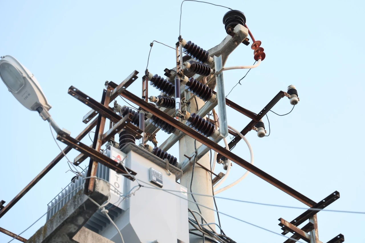 Elektrik trafosundaki patlama vatandaşları tedirgin etti