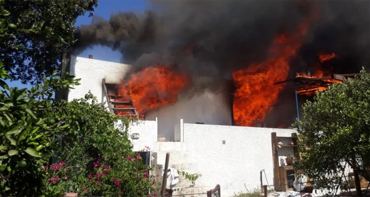 Evini yakıp kendini kuyuya attı