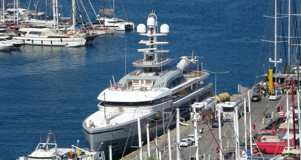 Fethiye’de "Cloudbreak" İsimli Mega Yat 65 Ton Yakıt Aldı