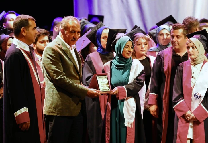 GAÜN Fen Edebiyat Fakültesi’nin mezuniyet coşkusu