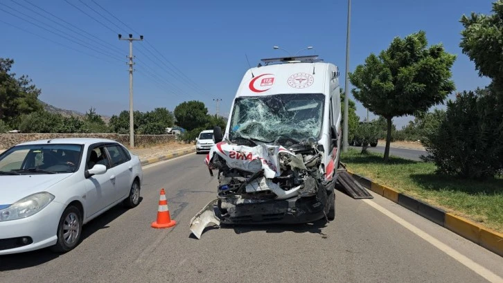 Gaziantep'te vakadan dönen ambulans tankere çarptı: 3 sağlıkçı yaralı