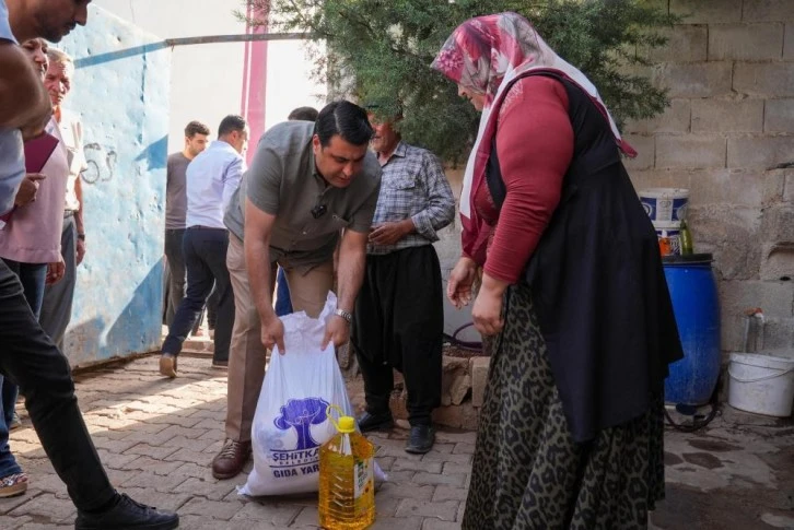 İhtiyaç sahiplerine gıda yardımını kendi elleriyle yaptı