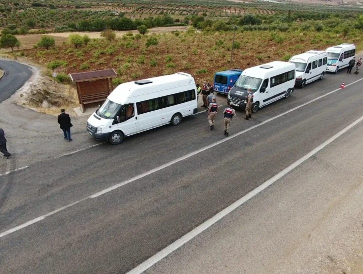 JANDARMA KÖYLERDE OKUL SERVİSLERİNİ DENETLEDİ