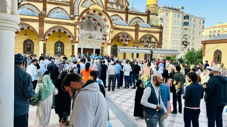 Kilis'te Hac kafilesi dualarla kutsal topraklara uğurlandı