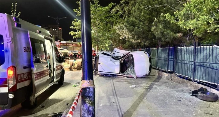 Kontrolden çıkan otomobil aydınlatma direğine çarptı: 1 ölü