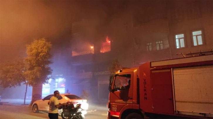 Korkutan yangın: Binada mahsur kalanlar dama sığındı