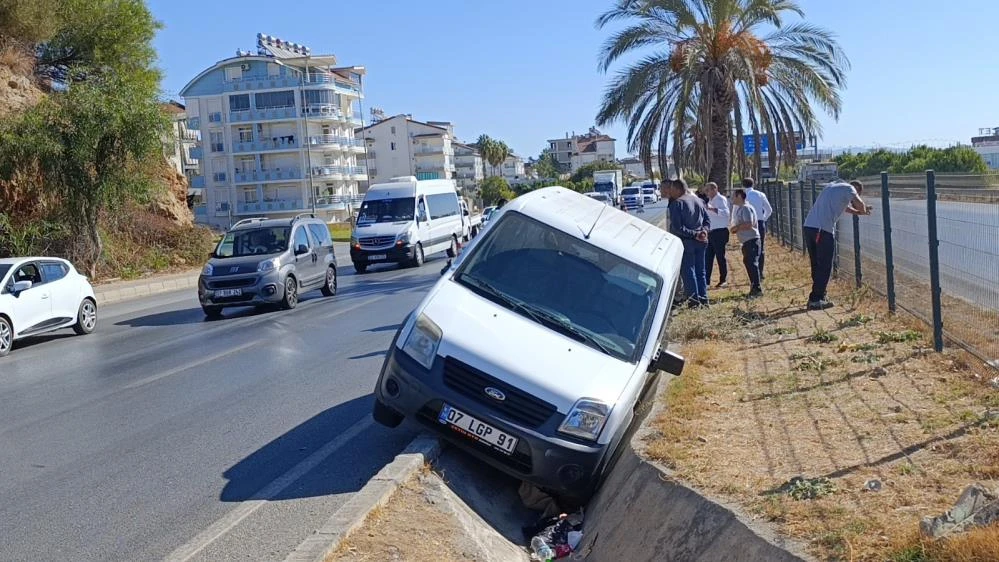 Önündeki araca çarpmamak için yağmur suyu tahliye kanalına düştü