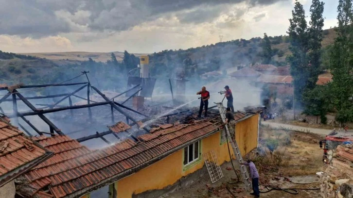 Patlayan tüp, evi ve samanlığı kül etti