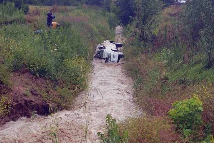 Pikap dereye uçtu: 1 ölü, 3 yaralı