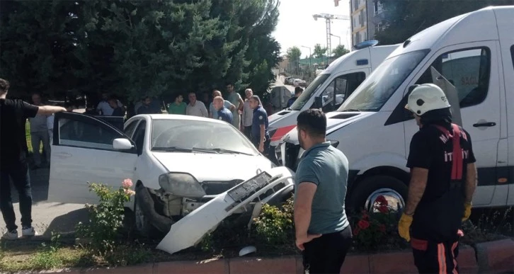 Servis aracı ile otomobil çarpıştı: 5 yaralı