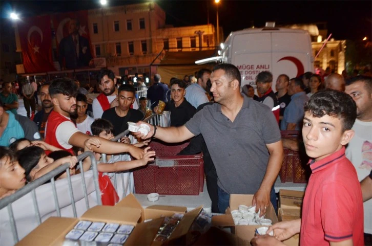 STK'lar ve işletmeler 15 Temmuz gecesi vatandaşlara ikramlarda bulundu