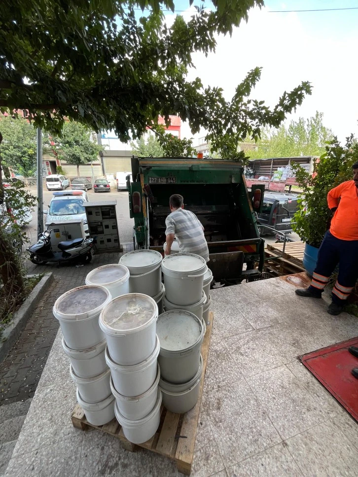 Tonlarca bozulmuş ve etiketsiz ürünler imha edildi 