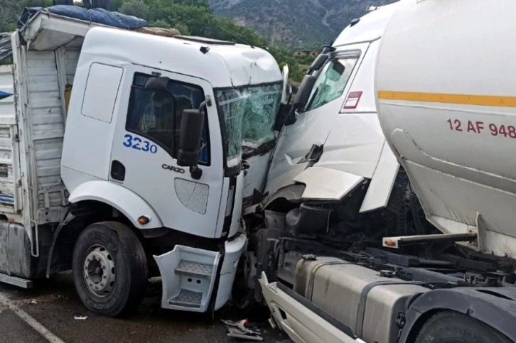 Yakıt tankeriyle tır kafa kafaya çarpıştı: 3 yaralı