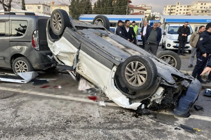 Yayaya çarpmamak için manevra yapan otomobil takla attı: 1 ölü, 2 yaralı