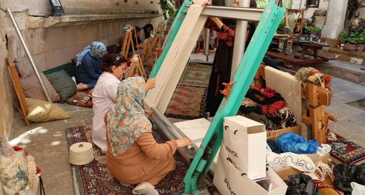 Yok olmaya yüz tutmuş halı ve kilimleri gelecek nesillere aktaracaklar