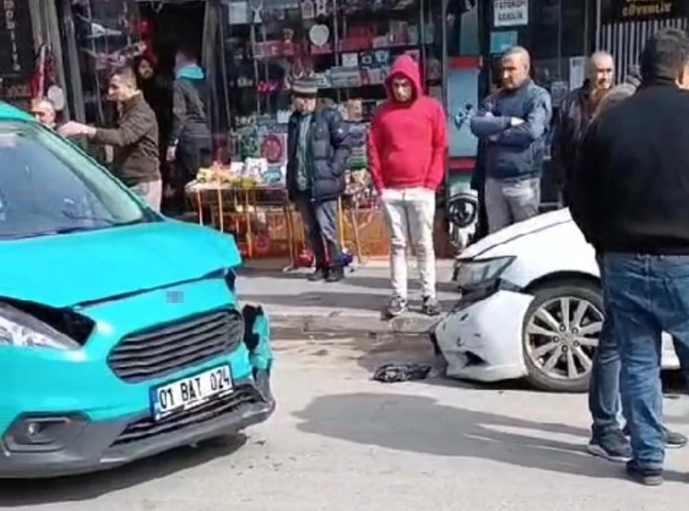 Yola fırlayan çocuğa hafif ticari aracın çarpma anı kamerada