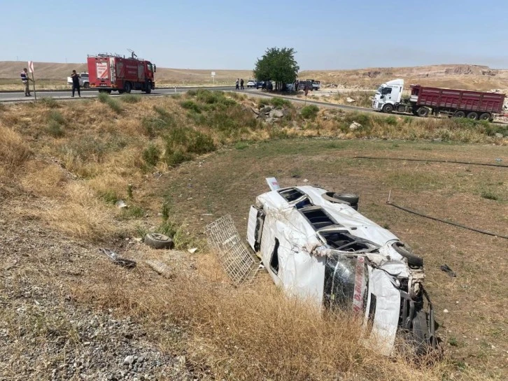 Yolcu minibüsü ile pikap çarpıştı: 1’i çocuk 3’ü ağır 14 yaralı