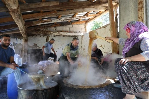 2 gün boyunca kazanlarda kaynatıp pekmez yapıyorlar