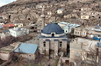 571 yıllık cami dimdik ayakta