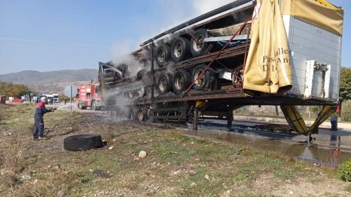 Amasya'da hurda yüklü tırın dorsesi alevlere teslim oldu