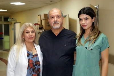 Anne ve babasının çalıştığı hastaneye doktor olarak atandı