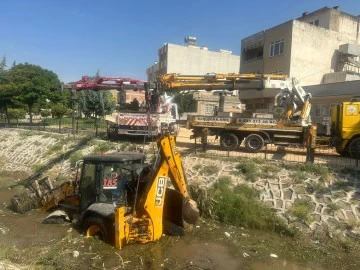 Arızalanan kepçe vinç yardımı ile çıkartıldı