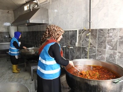 Aşevinde gönüllü çalışan kadınlar günlük bin 200 kişiye yemek hazırlıyor