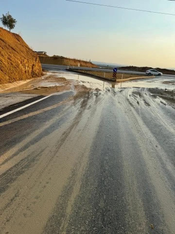 Aşırı yağışlar yolları kapattı