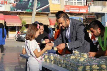 Başkan yardımcısı Yaşar’dan vatandaşlar kurabiye ikramı