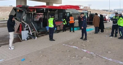 Belediye otobüsü tırla çarpıştı: 1 ölü, 1 yaralı