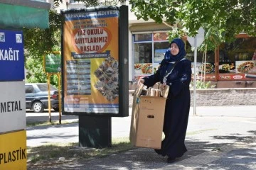 Biriktirdiği atıklarla çocukları sevindiriyor