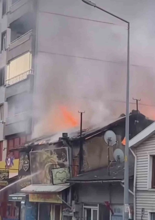 Bursa’da tek katlı dükkan alev alev yandı