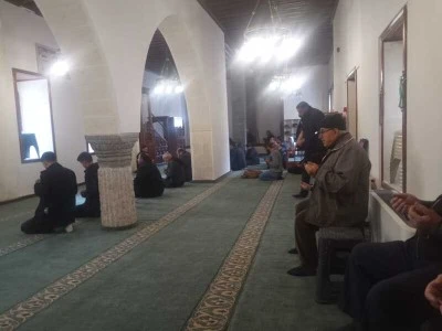 Depremde hasar alan cami açıldı