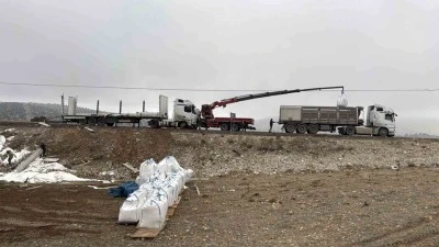 Devrilen tırın sürücüsü yaralandı, 27 ton şeker ziyan oldu