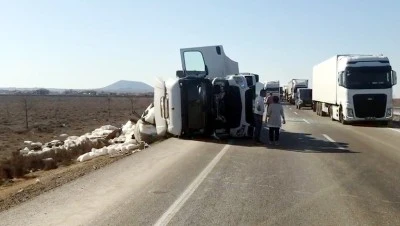 Devrilen tırın sürücüsü yaralandı