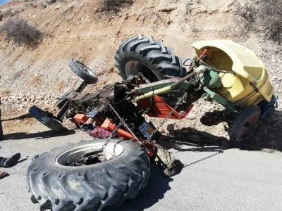 Devrilen traktörün altında kalan sürücü hayatını kaybetti