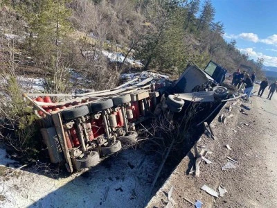 Doğalgaz tüplerinin bulunduğu kamyon devrildi