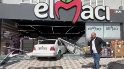 Fren yerine gaza basınca markete girdi, o anlar kamerada