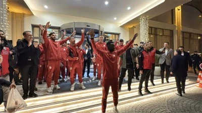 Galatasaray kafilesine Mersin’de coşkulu karşılama [VİDEOLU HABER]