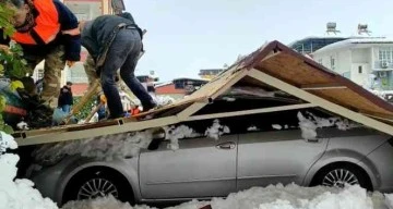 GAZİANTEP’TE ÇATI ÇÖKTÜ, 20 ARAÇ HASAR GÖRDÜ